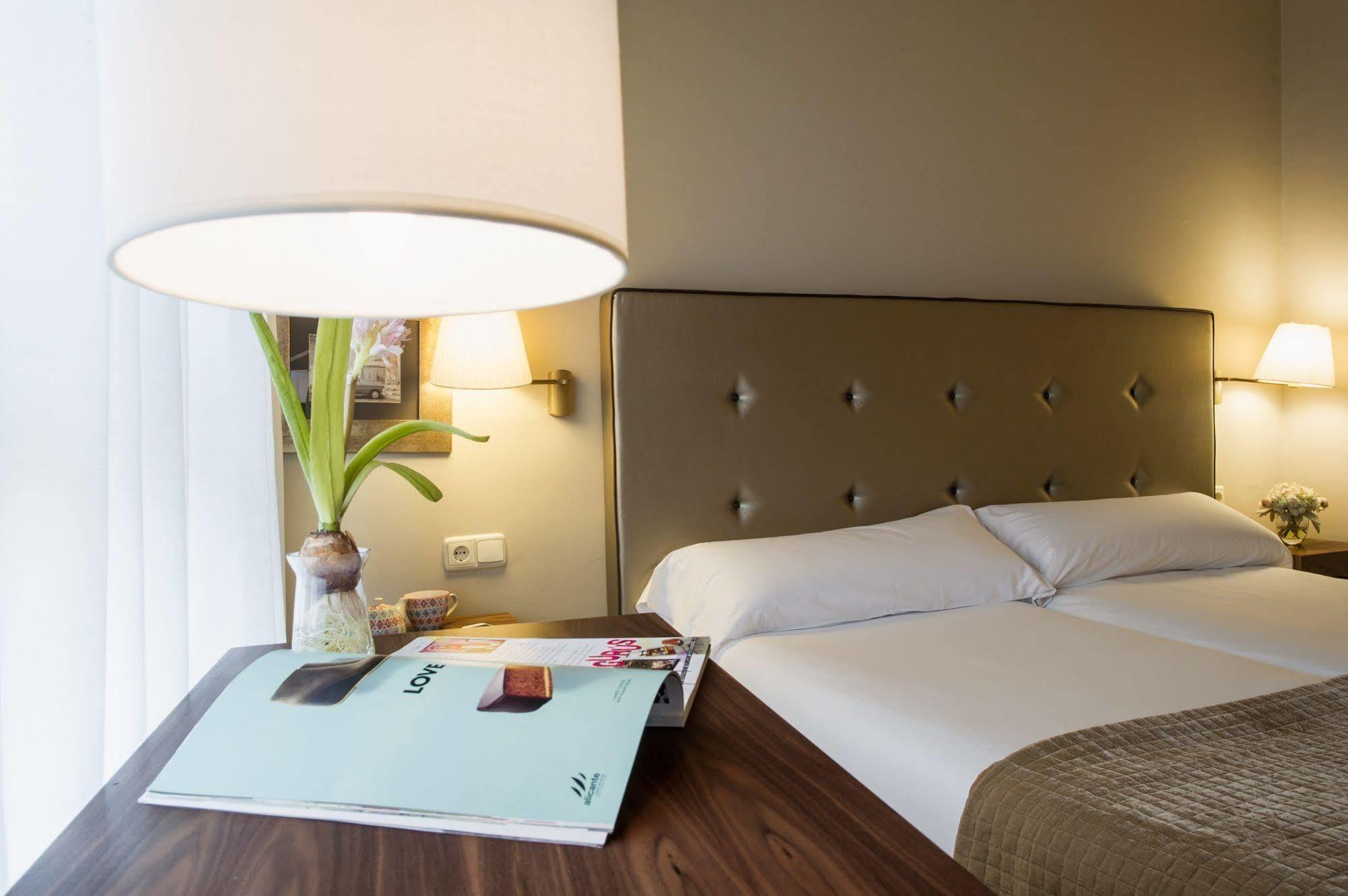 Hotel Pamplona Plaza Bagian luar foto